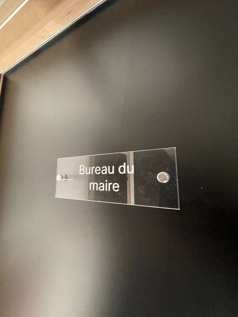 Réalisation de plaques signalétiques en plexiglass pour une mairie à Molsheim proche d'Obernai
