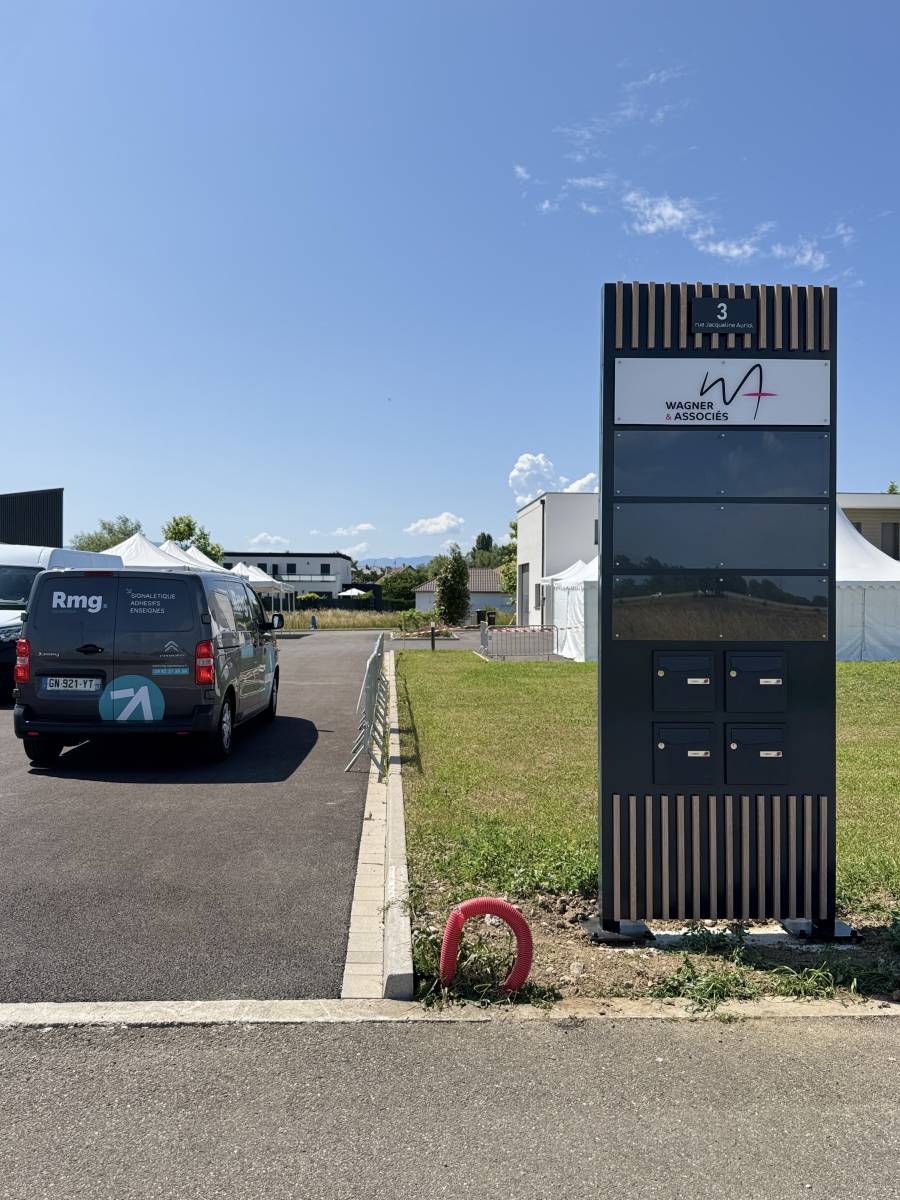 Installation d'un totem pour entreprise de 3 mètres de haut pour un cabinet d'avocats à Meyenheim proche de Colmar