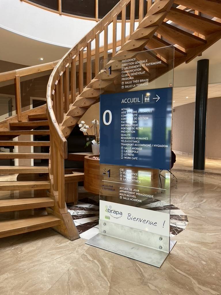 mise en place d'un totem intérieur en verre à Strasbourg en Alsace