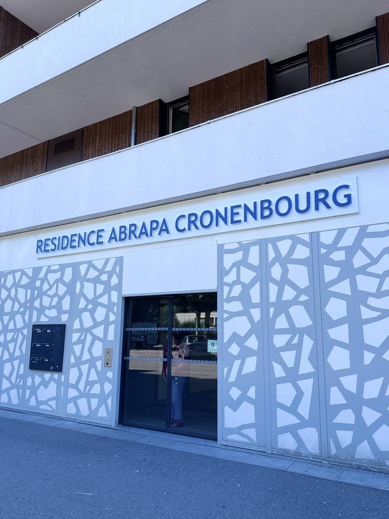 enseigne en caisson et lettre découpées