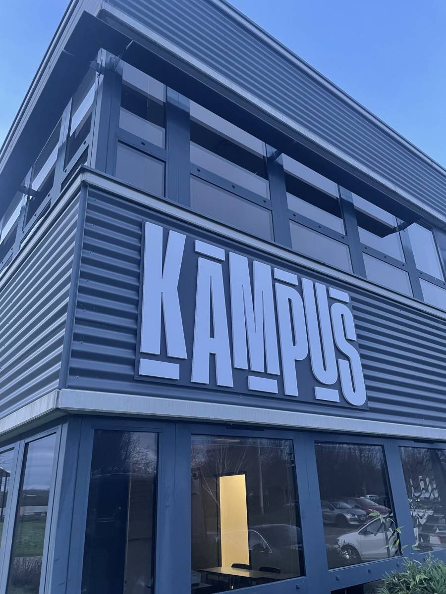 enseigne en pvc blanc découpé