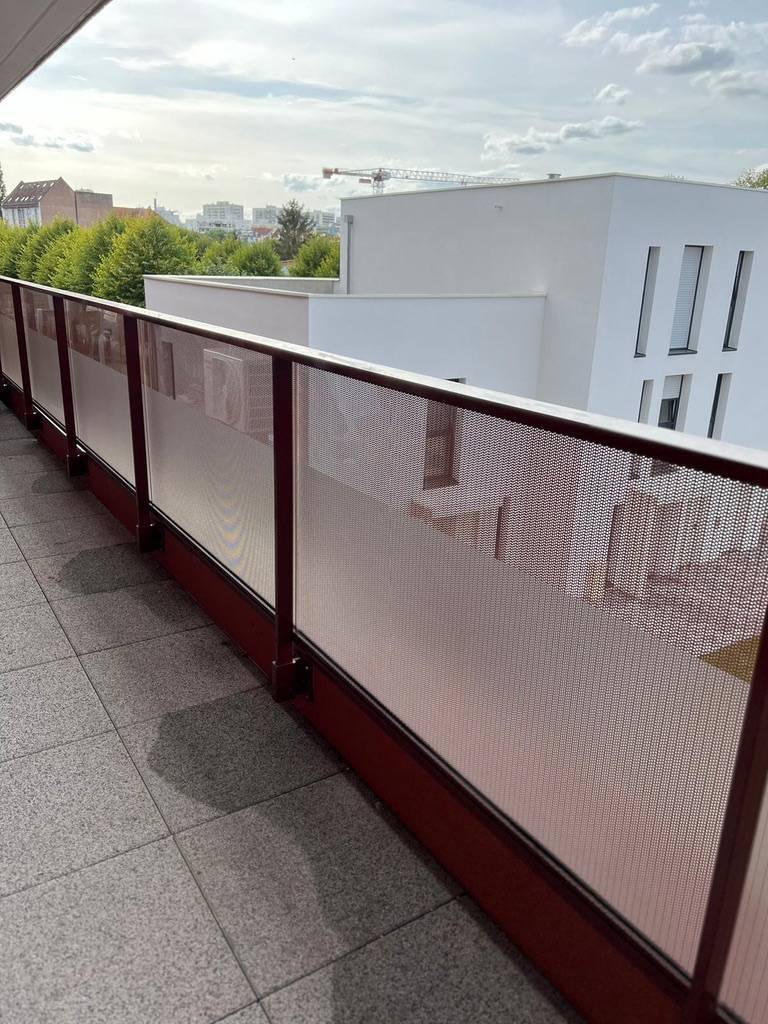 Pose d'un film d'intimité pour vitrage sur un balcon à Colmar en Alsace