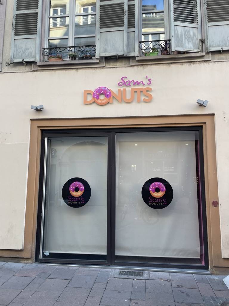 Pose d'une enseigne lettrage en dibond à Strasbourg