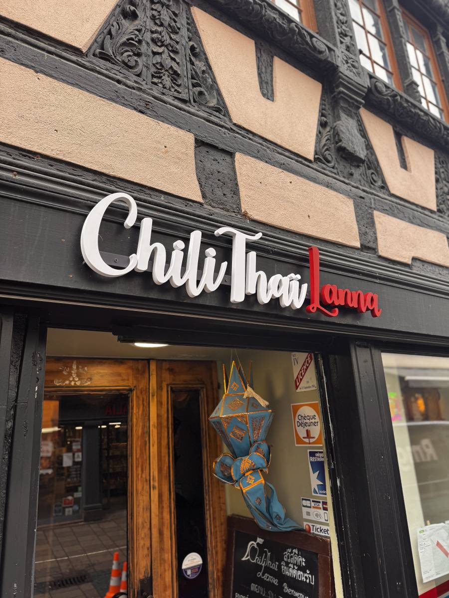Installation d'une enseigne en lettres découpées pour un restaurant au centre ville de Strasbourg en Alsace