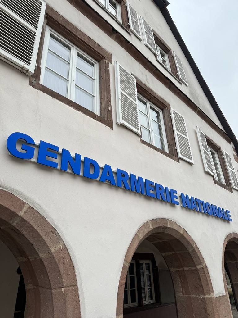 enseigne lettres découpées