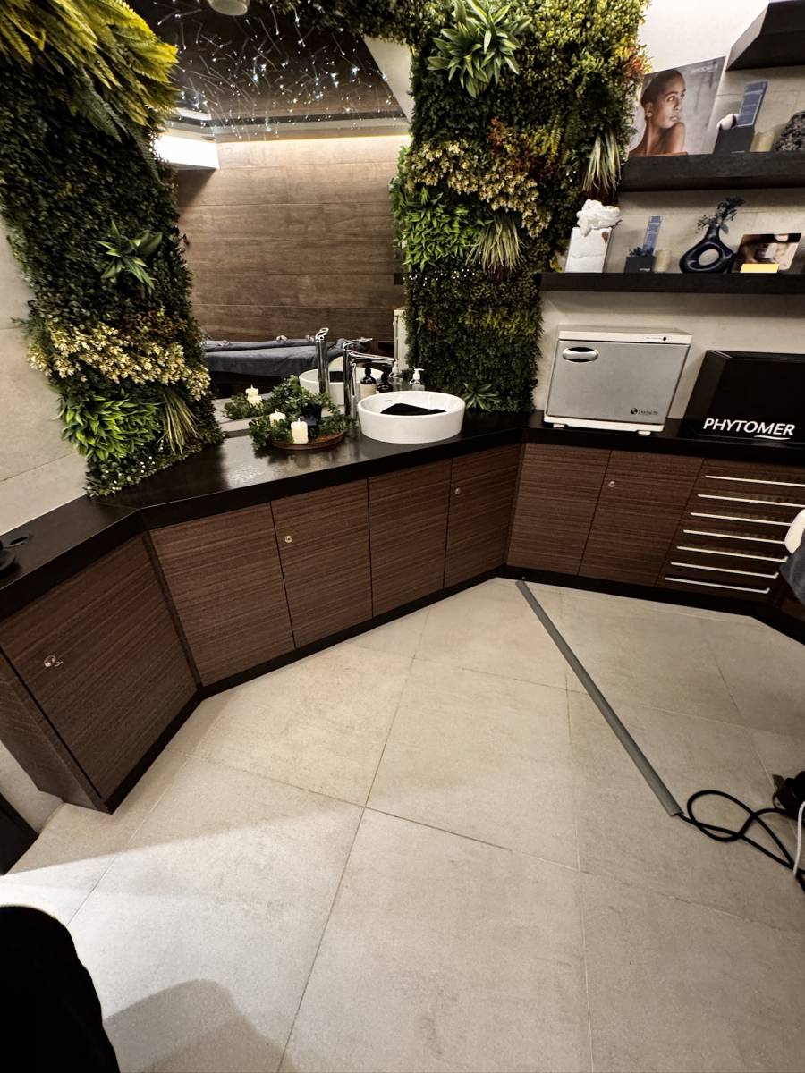 Rénovation de mobilier avec un covering adhésif effet bois pour un hôtel à Strasbourg dans le Grand Est