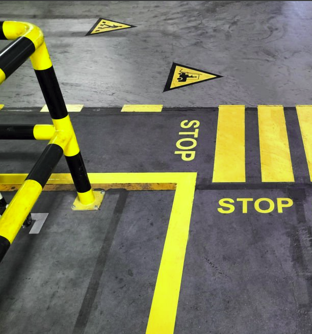 Marquage au sol pour signalisation d'un entrepôt industriel à Hangenbieten en Alsace